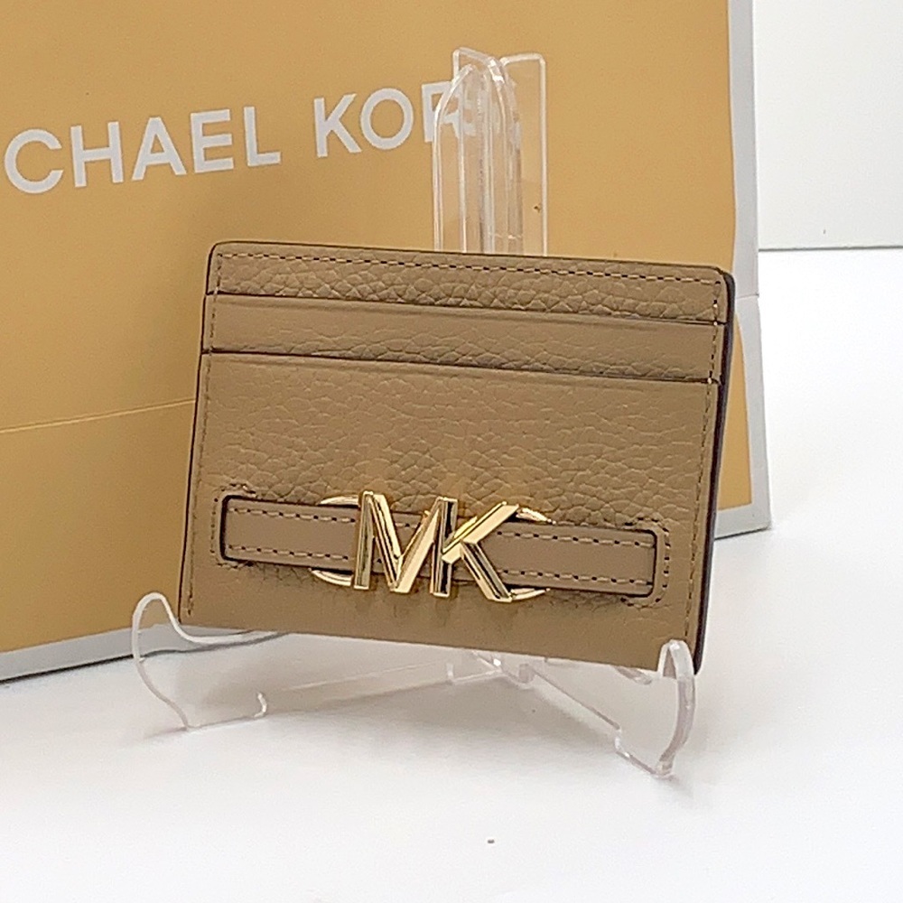 MICHAEL KORS
Reed Large Pebbled Leather Card Holder
Case Wallet
COLOR: CAMEL